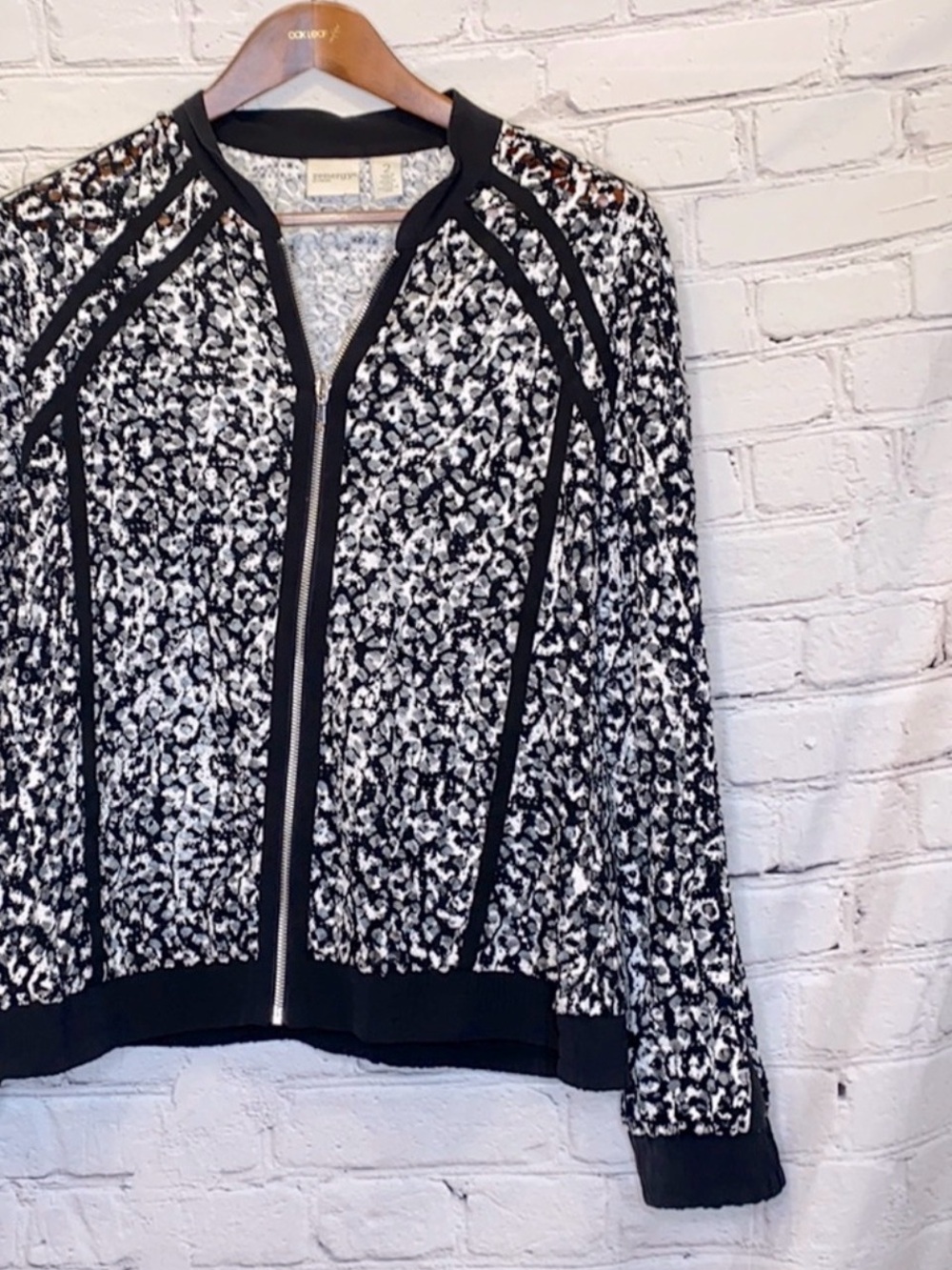 Chico's Black & White Zenergy Long Sleeve Zip Up Jacket Size 2 Size Large (12)